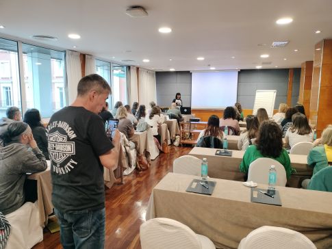 Asociacións protectoras de animais da provincia da Coruña reciben un curso para tratar os cans con medo que viven nos refuxios e casas de acollida