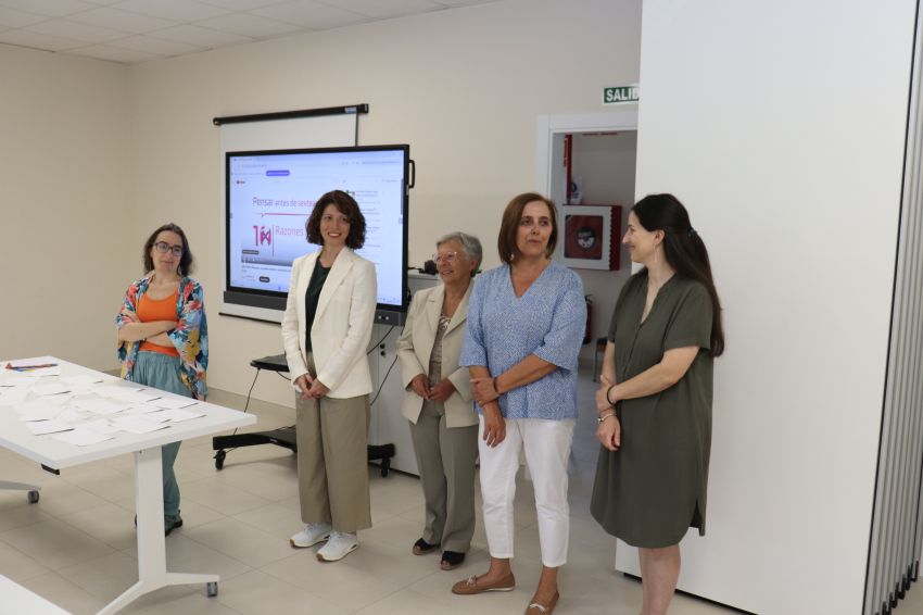 A deputada de Igualdade clausura na Asociación Ambar, de Ribeira, os obradoiros de capacitación dixital para a detección de violencias sexuais