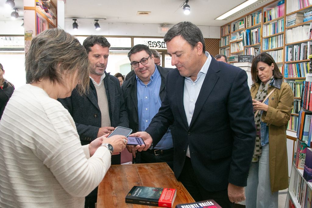 A Deputación da Coruña presenta os bonos MercaNaVila, con descontos de ata 100 euros para gastar no comercio local