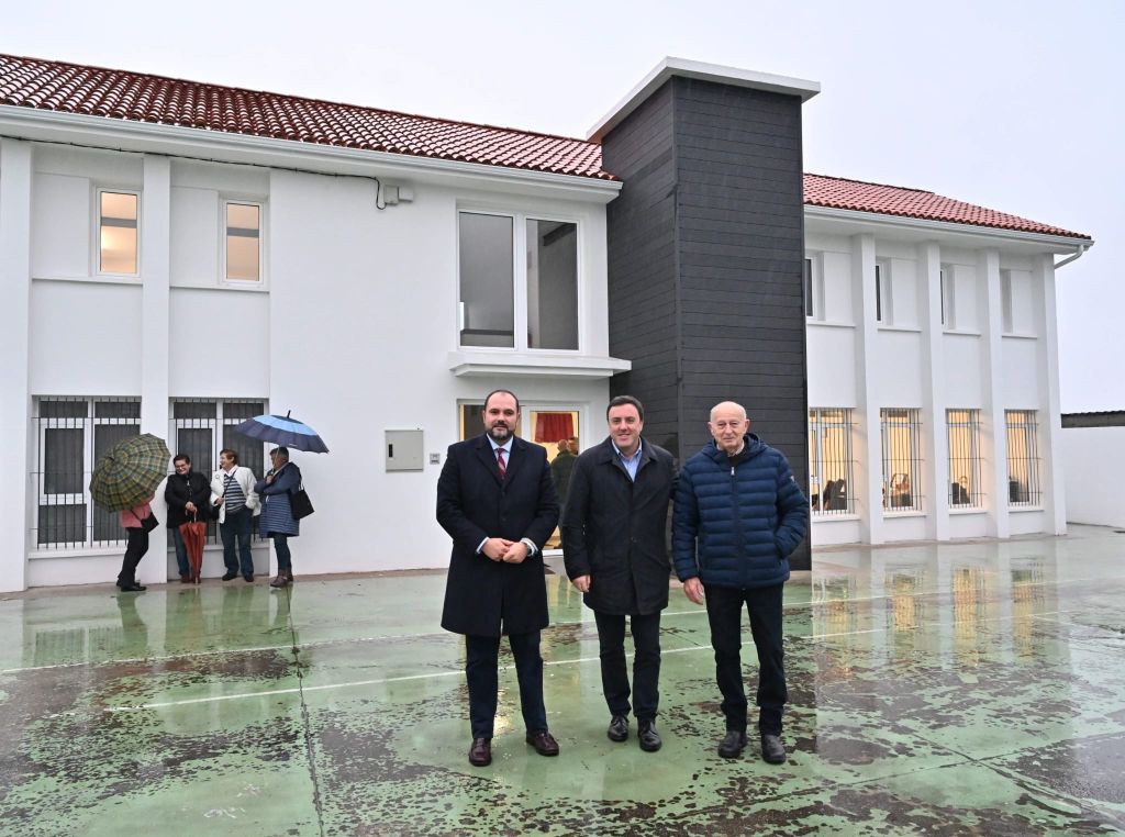 Pontedeume recupera a escola unitaria de Campolongo para transformala nun local social co apoio da Deputación da Coruña