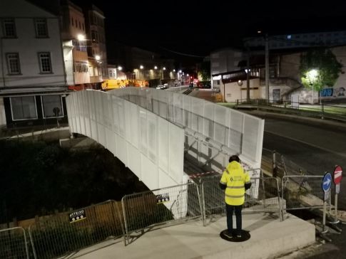 A Deputación instala a pasarela para o paso seguro dos peóns sobre a vía do tren na avenida Santa Icía, en Narón
