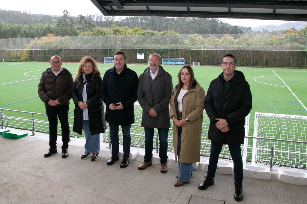 A Deputación e o Concello das Somozas inauguran o renovado campo de fútbol Manuel Candocia