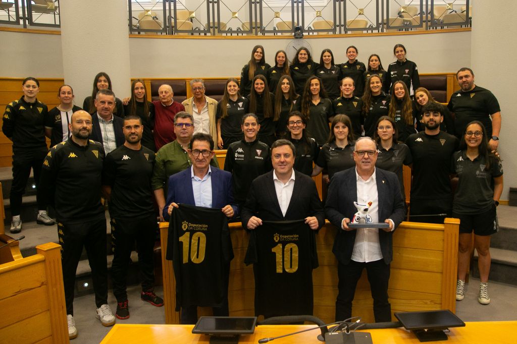 A Deputación recibe ás xogadoras do Maristas Coruña e do Victoria CF tras os seus históricos ascensos