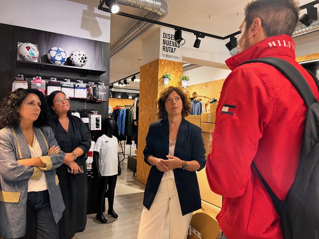 A Deputación presenta o programa MercaNaVila aos comerciantes de Cee