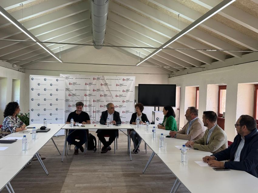 O deputado de Patrimonio e Contratación, Xosé Penas, visita as instalacións da Federación Galega da Construción en Santiago de Compostela