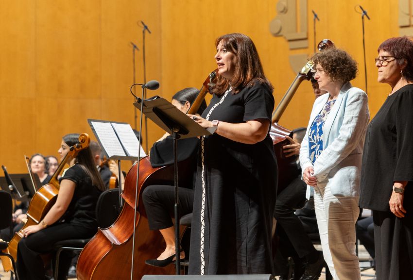Máis de 300 artistas homenaxearon a Manuel María nun concerto multitudinario no Auditorio de Galicia