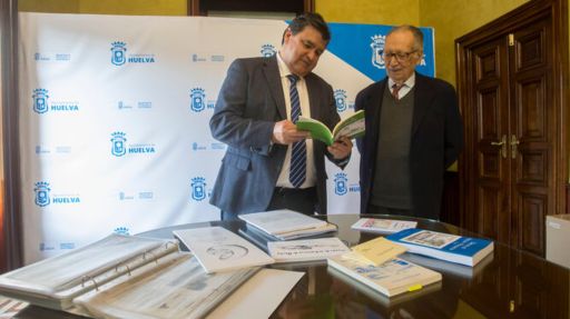 José Bacedoni doa unha colección dos seus libros, debuxos e artigos ao AM de Huelva