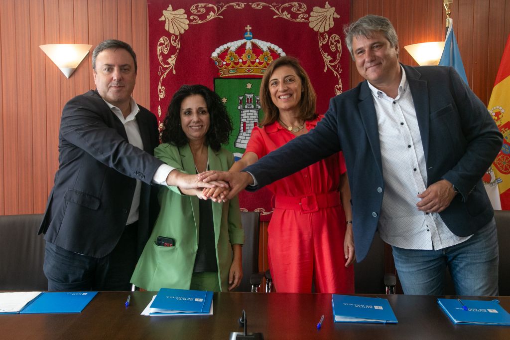 A Deputación da Coruña, a Xunta de Galicia e os concellos de Cee e Corcubión selan o acordo para construír a nova EDAR, cun investimento de 14 millóns de euros