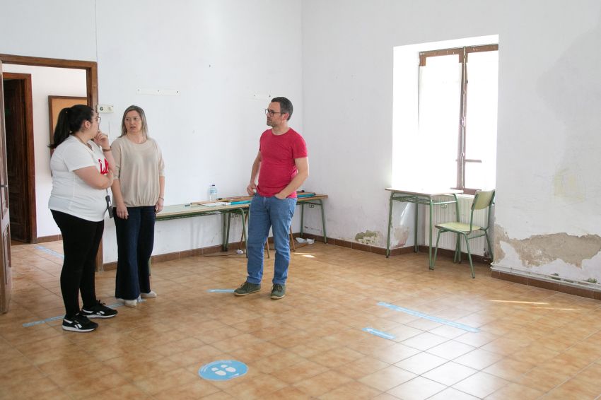 A Asociación de Veciños de San Salvador de Padreiro (Santa Comba) mellora a súa sede co apoio da Deputación