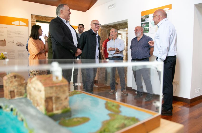 Regueira inaugura na Laracha a nova mostra expositiva do Centro de Interpretación dos Muíños de Auga da Costa da Morte