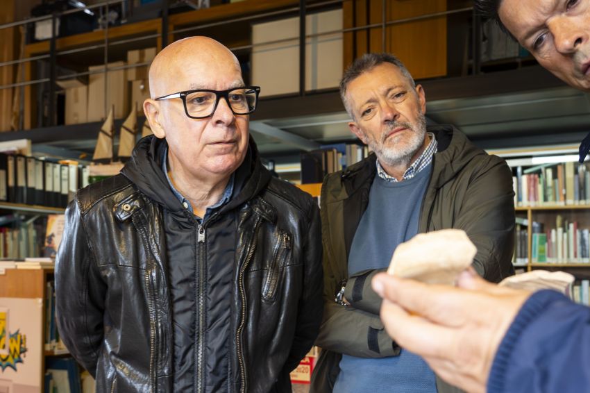 A Deputación entrega no Castelo de San Antón as pezas arqueolóxicas atopadas nunha escavación de Brandomil (Zas)