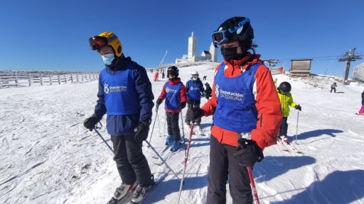 Un centenar de nenos e nenas das comarcas de Compostela e Barbanza participan na Campaña de Esquí da Deputación