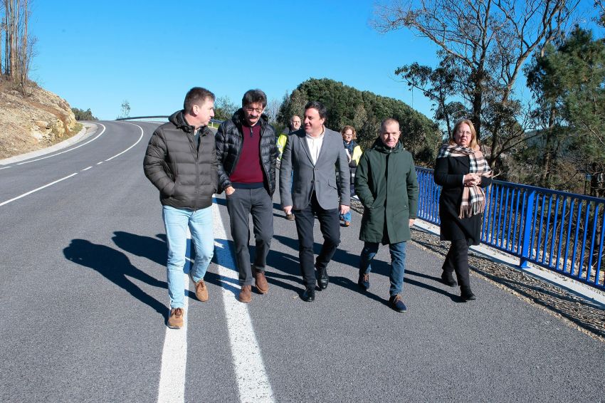 O presidente da Deputación destaca a mellora da seguridade da estrada e da senda de Corcubión que conecta Quenxe co faro de Cee