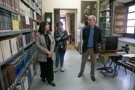 Natividade González visita a biblioteca da Fundación Biblioteca Casa Consulado, beneficiaria das axudas culturais da Deputación