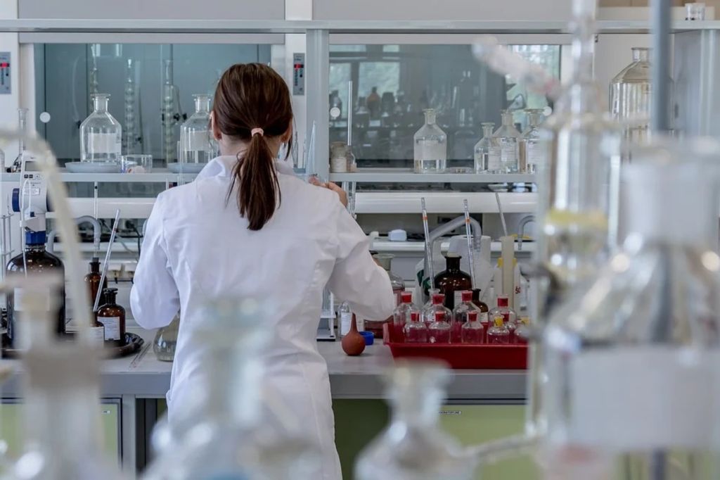 A Deputación inviste este ano 450.000 euros en bolsas para apoiar proxectos de investigación e perfeccionamento de estudos artísticos de 45 mozas e mozos da provincia