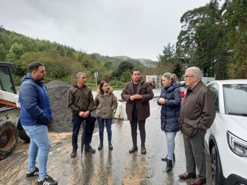 A deputada de Vías e Obras supervisa en Muxía as obras de mellora da estrada provincial DP-5201