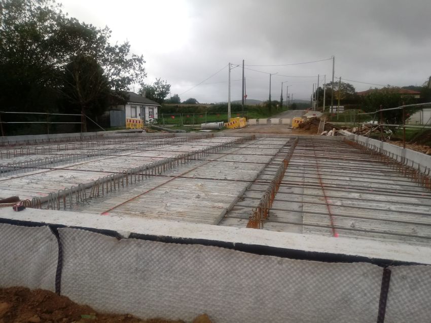 A Deputación instala as vigas da ponte da estrada de Caxadas e Baíñas, en Vimianzo