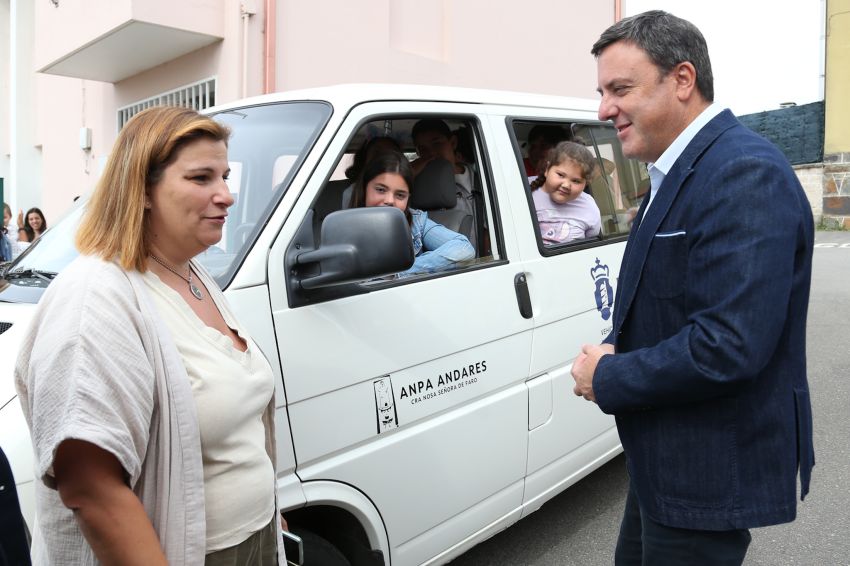 A Deputación cede á ANPA do Colexio Rural Agrupado Nosa Señora do Faro de Ponteceso unha furgoneta para o transporte do alumnado ao comedor escolar e actividades