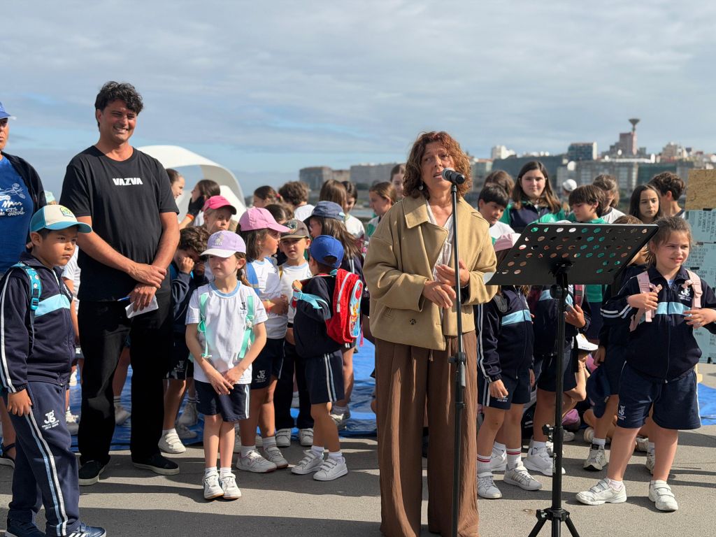 Escolares e entidades medioambientais únense nas praias de Riazor e Orzán para celebrar o Día Mundial dos Océanos