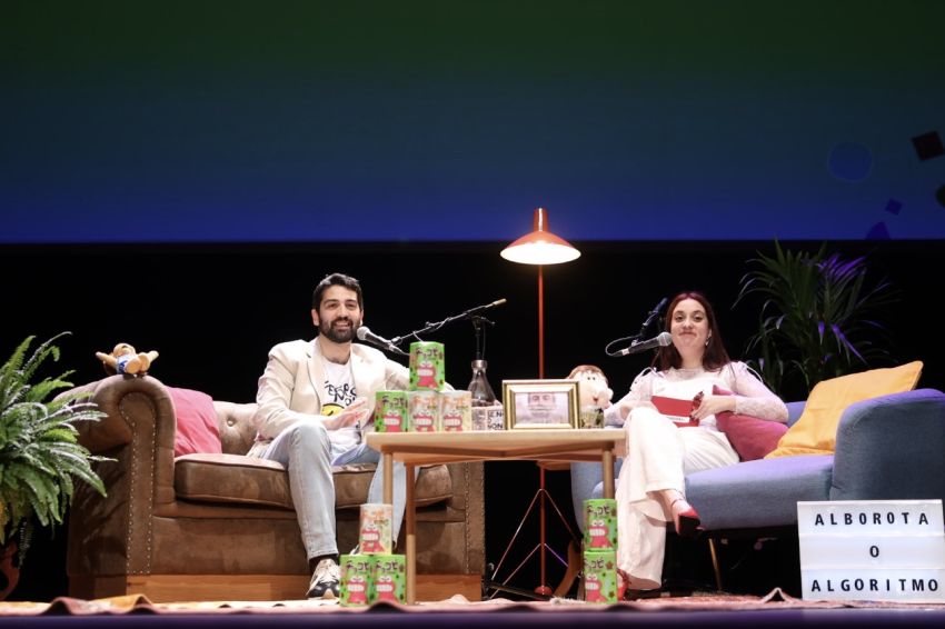 Sol Agra destaca na entrega dos Premios Youtubeiras+ que o galego «vale para contar ciencia, literatura, cine, cociña, humor ou música, e para estar presente en todos os formatos e plataformas»