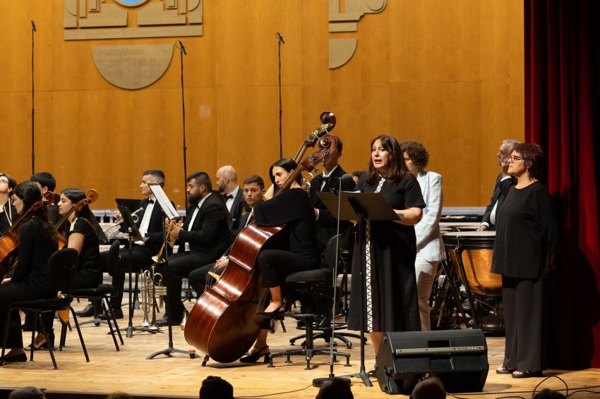 Máis de 300 artistas homenaxearon a Manuel María nun concerto multitudinario no Auditorio de Galicia