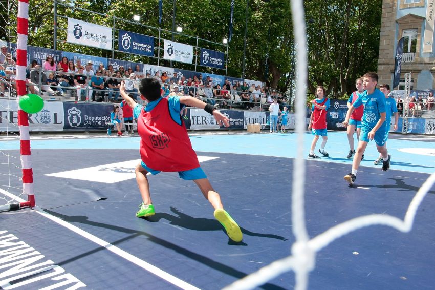 Éxito da Copa Deputación de Balonmán na Rúa en Ferrol