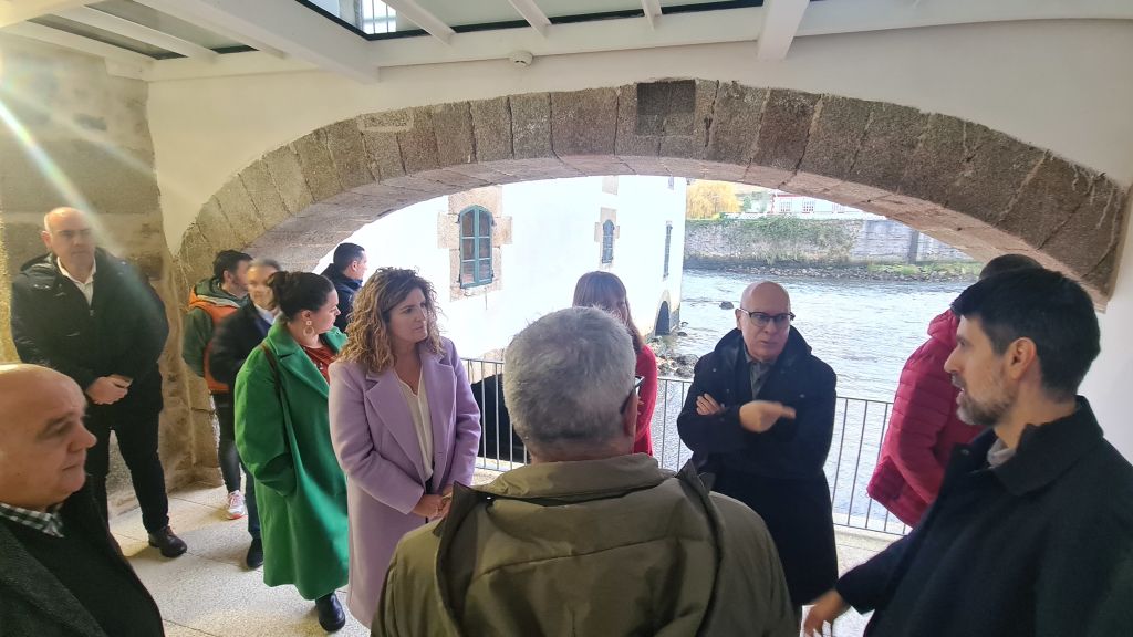 A alcaldesa de Narón e o vicepresidente da Deputación visitan o rehabilitado muíño de Xuvia