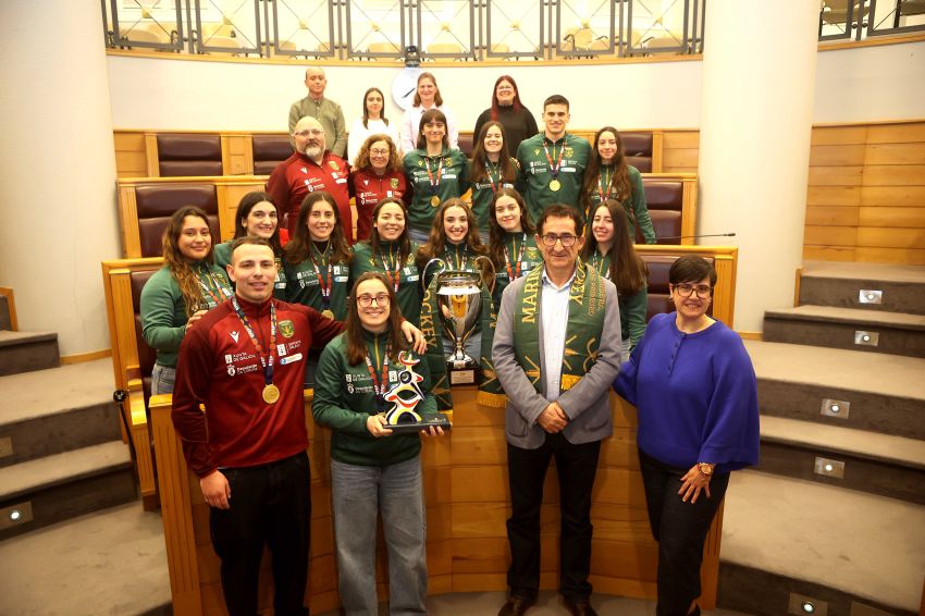 A Deputación recibe ao Hockey Marineda tras proclamarse campión da Copa da Princesa