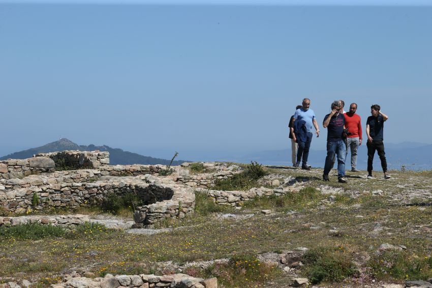 O deputado de patrimonio, Xosé Penas, visita en Ribeira o Dolmen de Axeitos e o Castro da Cidá