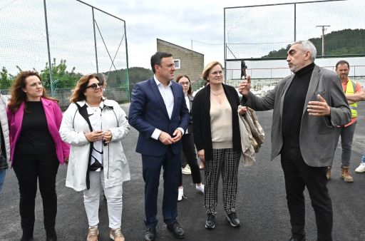 Formoso supervisa as obras no campo Eleuterio Balayo e destaca que a Deputación investiu 8,1 millóns de euros en Muros