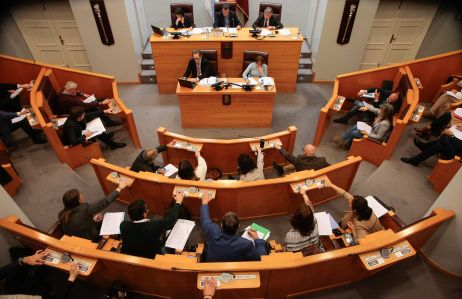 A Deputación inviste 45.000 euros no arranxo da fachada e cuberta da escola unitaria de Castromil, en Vimianzo