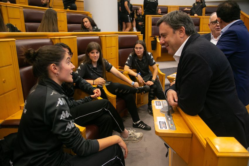 A Deputación recibe ás xogadoras do Maristas Coruña e do Victoria CF tras os seus históricos ascensos