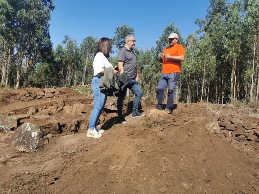 A deputada de Cultura e o deputado de Patrimonio visitan o campamento romano do Castrillón en Touro