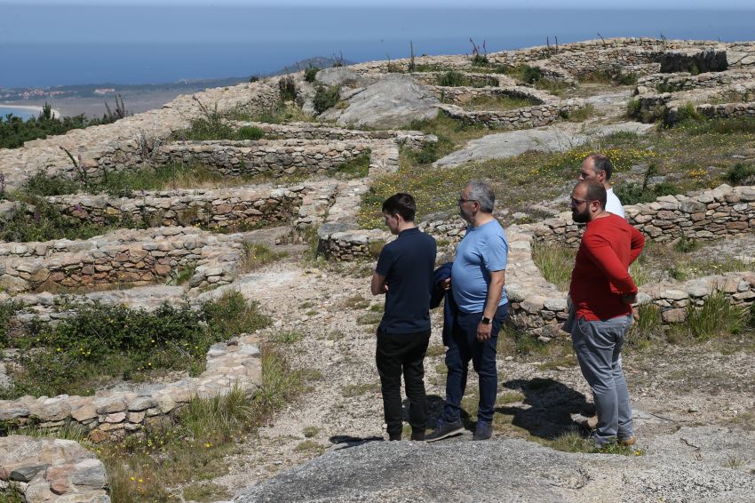 O deputado de patrimonio, Xosé Penas, visita en Ribeira o Dolmen de Axeitos e o Castro da Cidá