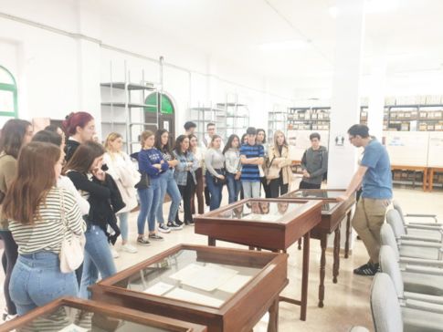 Visita de alumnos de Enfermería ao Archivo Militar de Ceuta