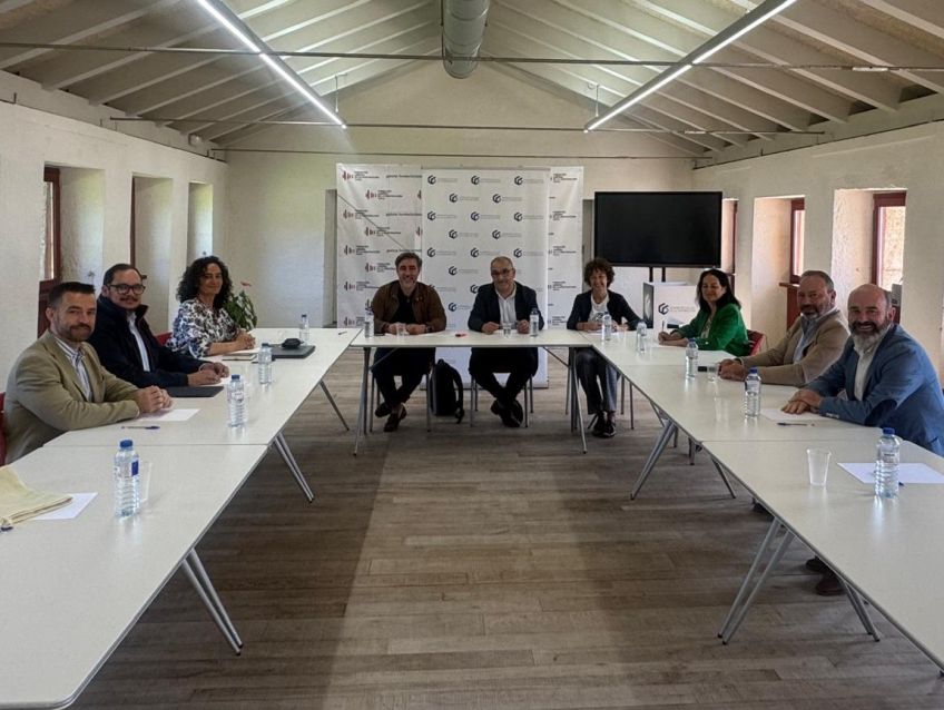 O deputado de Patrimonio e Contratación, Xosé Penas, visita as instalacións da Federación Galega da Construción en Santiago de Compostela