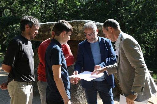 O deputado de patrimonio, Xosé Penas, visita en Ribeira o Dolmen de Axeitos e o Castro da Cidá