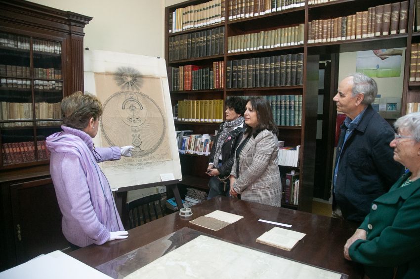Natividade González visita a biblioteca da Fundación Biblioteca Casa Consulado, beneficiaria das axudas culturais da Deputación