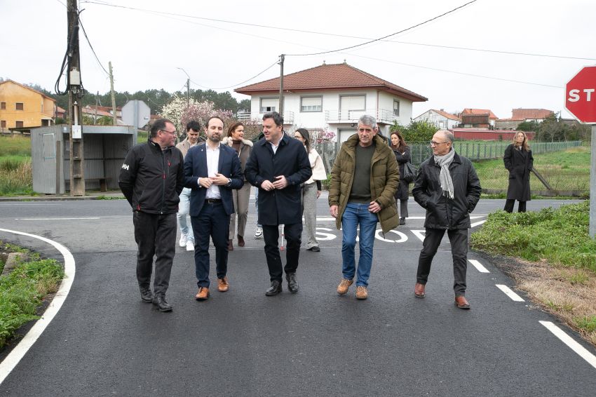 A Deputación e o Concello de Lousame investirán máis de 204.000 euros na renovación do céspede artificial do campo de Cabanetán