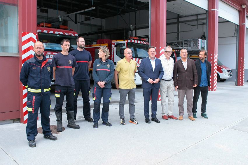 Máis de 50 efectivos e 20 vehículos de  bombeiros do Consorcio Contraincendios da Coruña loitan contra os incendios que afectan a Lugo e Ourense