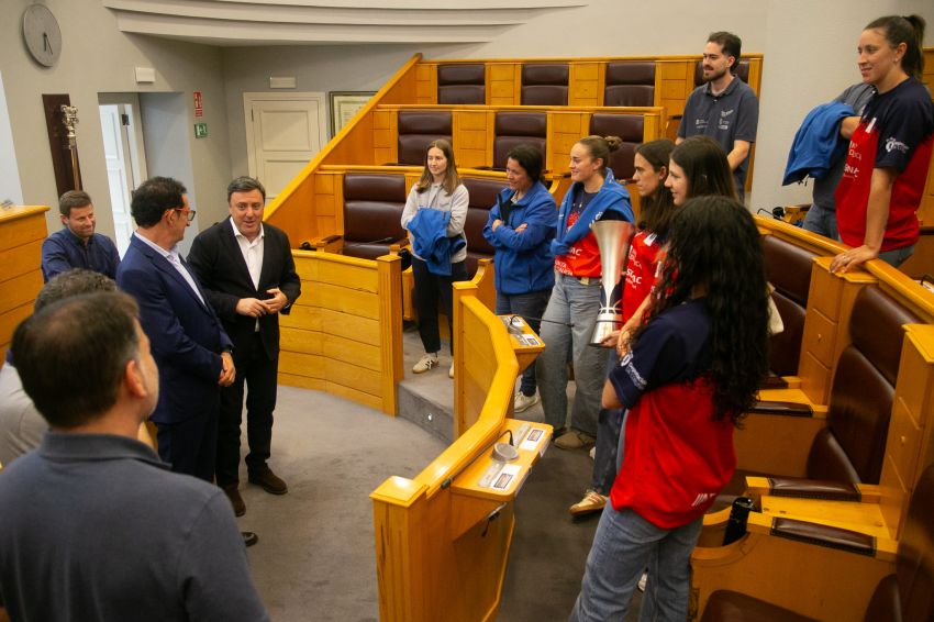 A Deputación recibe ás xogadoras do Maristas Coruña e do Victoria CF tras os seus históricos ascensos