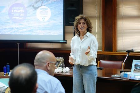 A Deputación apoia o programa “Defende o mar a través do surfing” para concienciar os escolares da importancia de preservar o mar e as praias