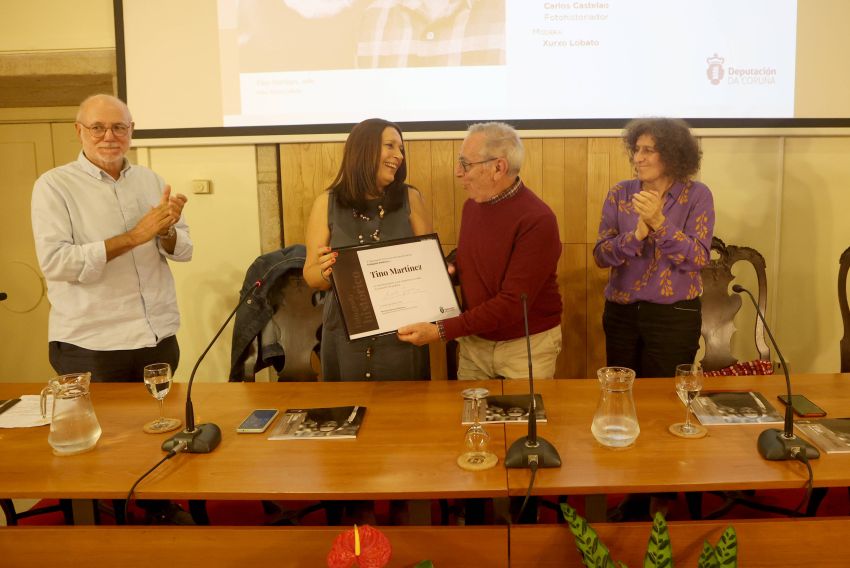 A Deputación homenaxea ao fotógrafo histórico Tino Martínez nun acto que forma parte da programación do premio internacional Luís Ksado de creación fotográfica