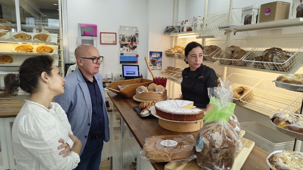 O vicepresidente visita en Bergondo o obradoiro de San Isidro Bakery, empresa familiar adscrita a ‘A provincia que sabe’