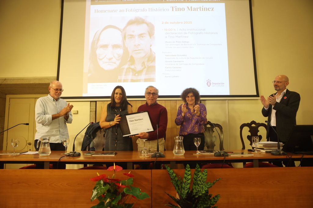 A Deputación homenaxea ao fotógrafo histórico Tino Martínez nun acto que forma parte da programación do premio internacional Luís Ksado de creación fotográfica