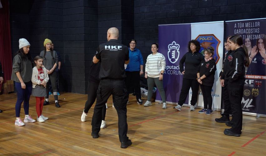 O deputado de Deportes, Antonio Leira, inaugura en Cariño o ciclo de cursos de defensa persoal feminina