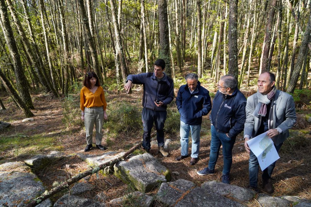 A Deputación valora a inclusión dos petróglifos de Fontemoureira (Outes) no proxecto Parque Compostela Rupestre