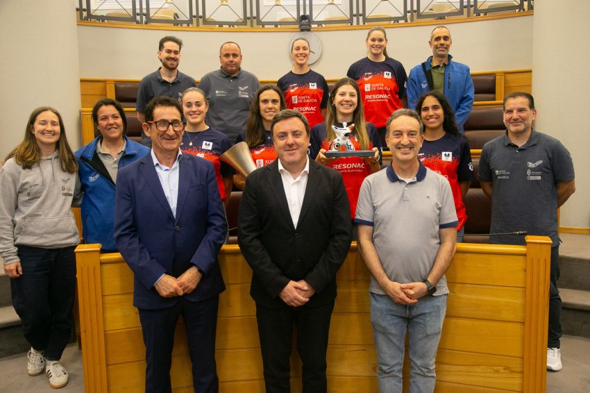 A Deputación recibe ás xogadoras do Maristas Coruña e do Victoria CF tras os seus históricos ascensos